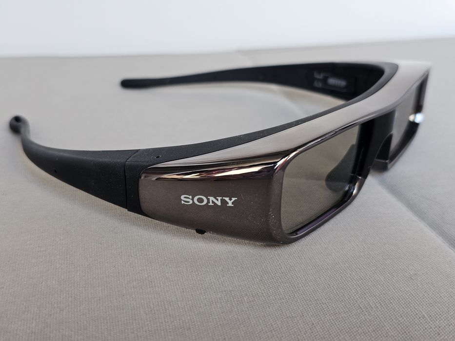 Accesorii originale SONY  3D compatibile cu tv Sony BRAVIA seriile EX, HX și NX (2010, 2011, 2012): 1 x UWA-BR100; 1 x TMR-BR100; 2 x TDG-BR100