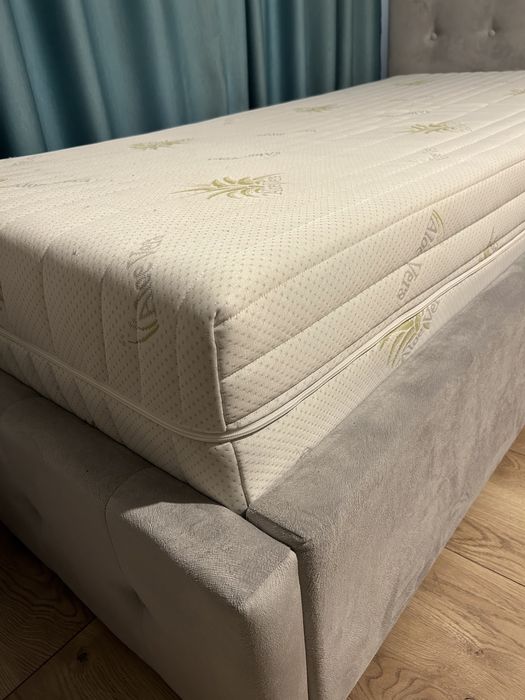 Pat de copii diferite culori