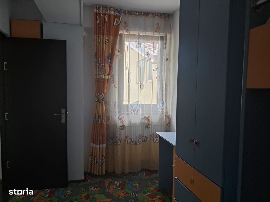 Închiriez apart cu 3 camere, cu gradina proprie și parcare subterana.
