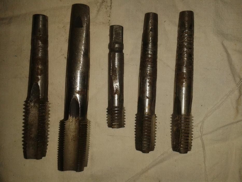 гаечни ключове, клещи, пила, строителна каска, метчици, кирка