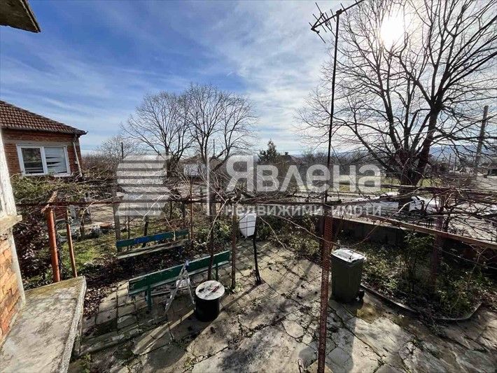 Самостоятелна къща с двор в с.Горица