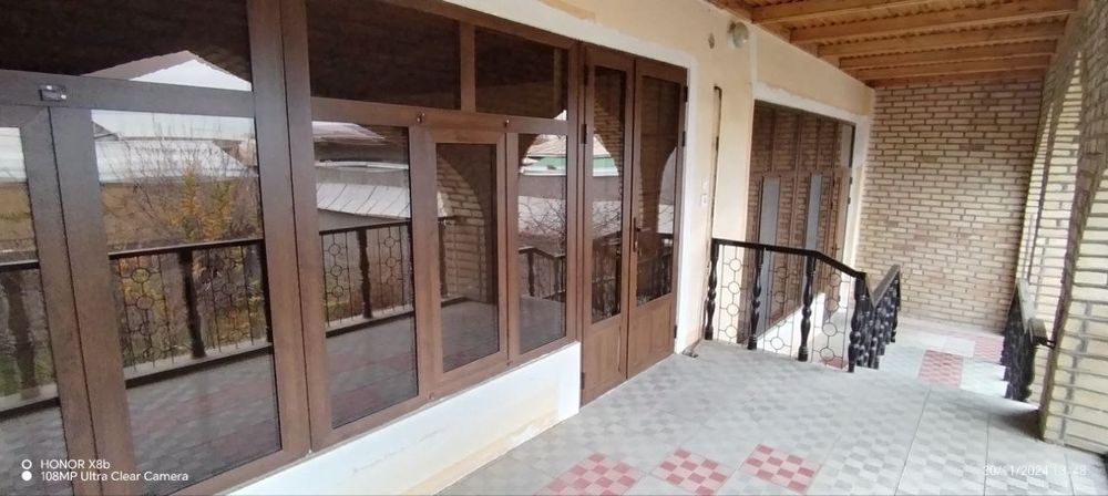 Yawab turilgan uy sotiladi. sharoitlari bor.