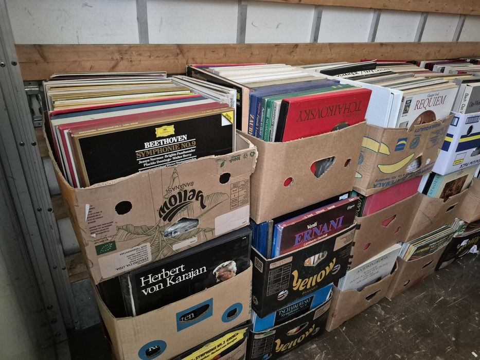 Vând 150lp colecție de viniluri muzică clasică, Colecțile sunt în stare buna, perfectă pentru pasionații de muzică clasică.