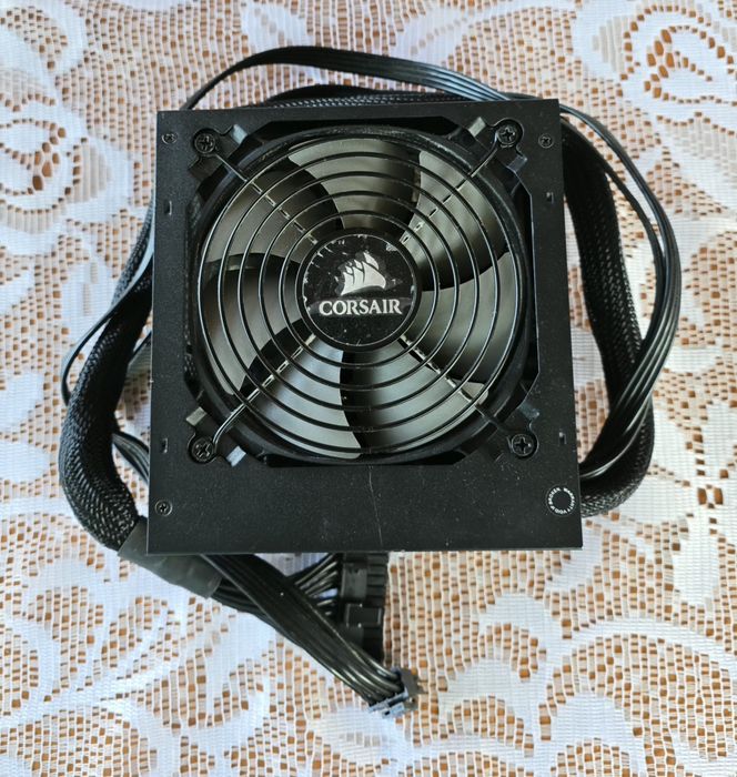 Surse Corsair 750W si 430W
