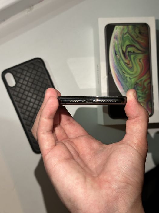 Продается iPhone Xs max с коробкой