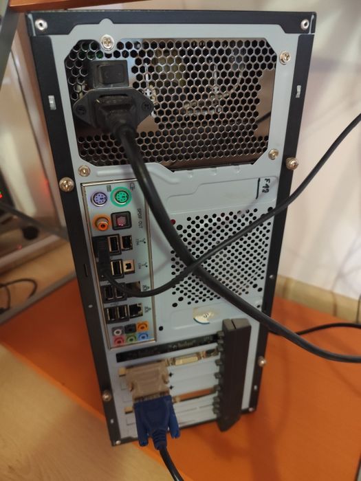 Компютър с монитор