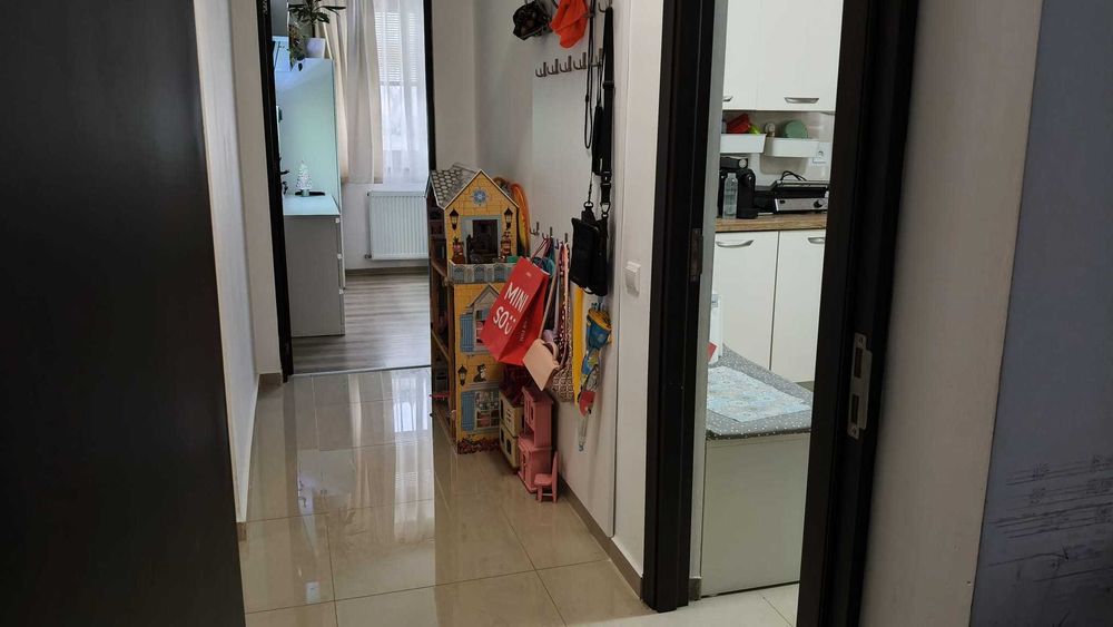 Apartament 2 camere cu parcare proprie si curte privata a blocului