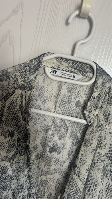 Къса рокля със змийски принт Zara