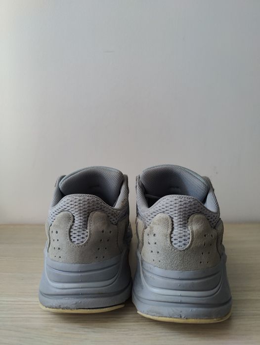 Adidasi Yeezy Boost 700