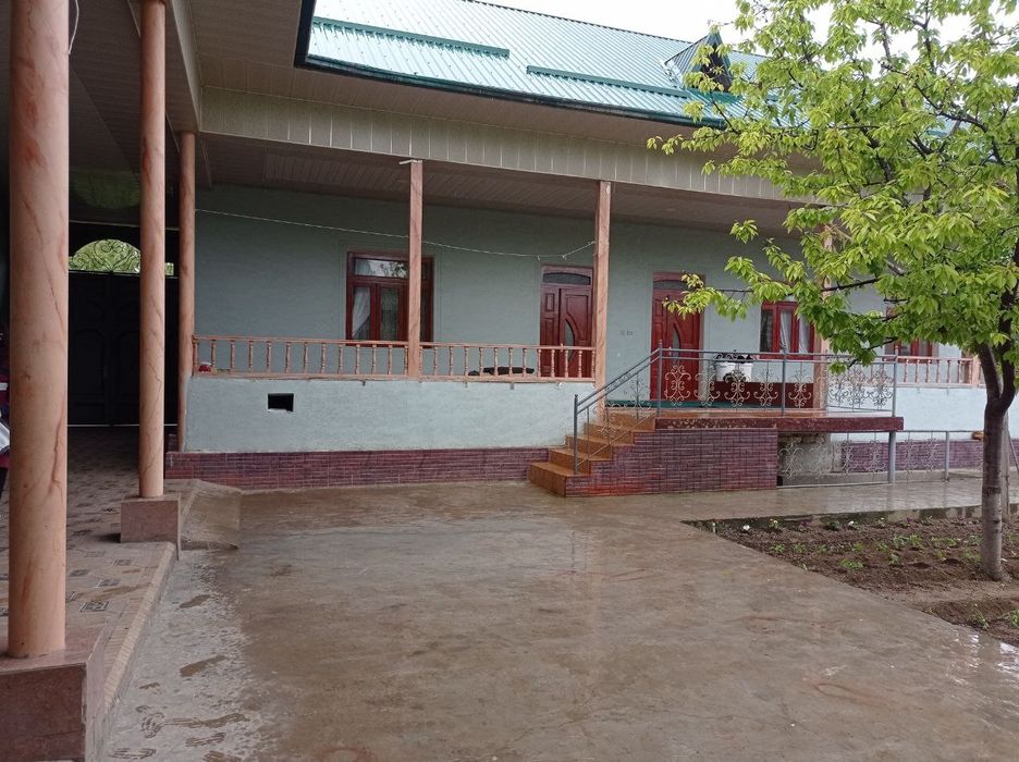 Uy sotiladi 16 sotix 8 sotixga uy qurilgan.