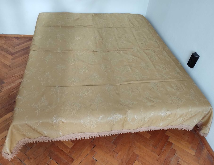 Покривка за спалня/диван старо злато