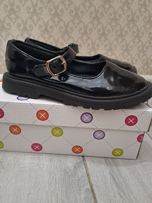 Продам  школьную обувь в хорошем состоянии