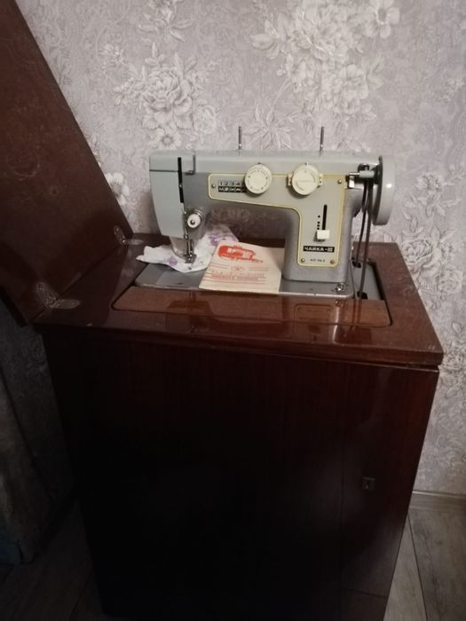 Продам швейную машинку