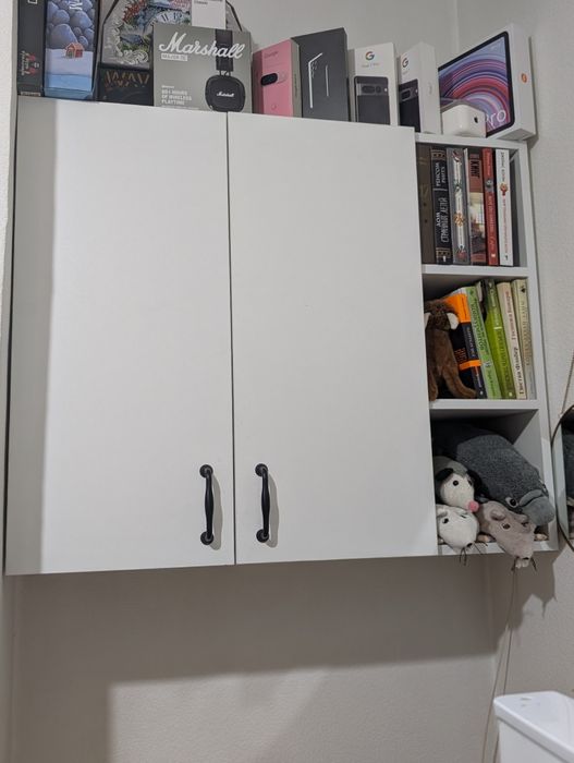 Продам стол с навесным шкафчиком.