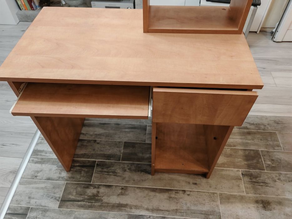 Продавам бюро за компютър