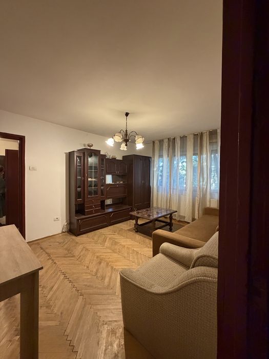 Apartament semidecomandat de inchiriat cu garaj