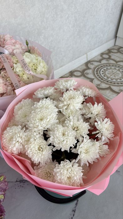 Белые,красивые хризантемы