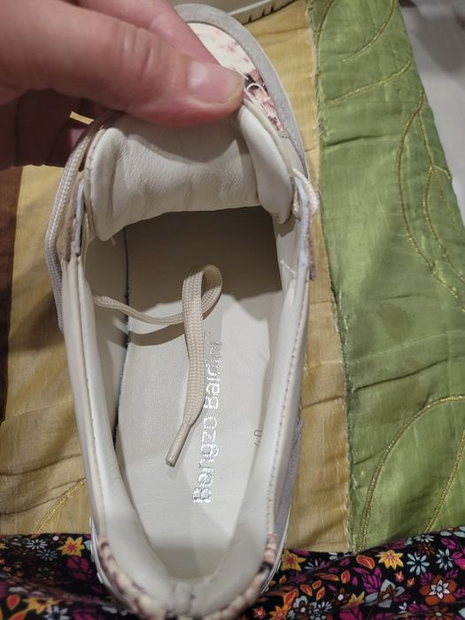 Продам кроссовки весна лето