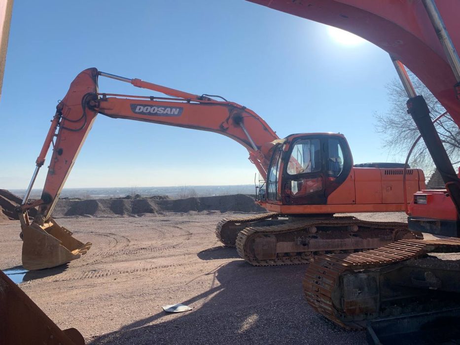 Продается экскаватор гусеничный Doosan 225