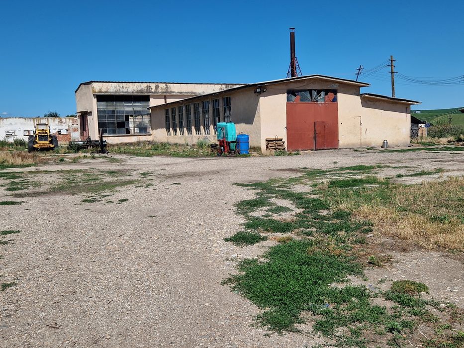 Vand sau schimb teren intravilan6,5ha si constr. la 40 km de Cluj