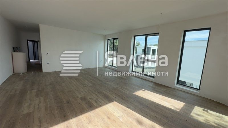 Продава се Тристаен апартамент в Варна, м-т Траката - 135 кв.м за 1956 €/кв.м - Снимка #1