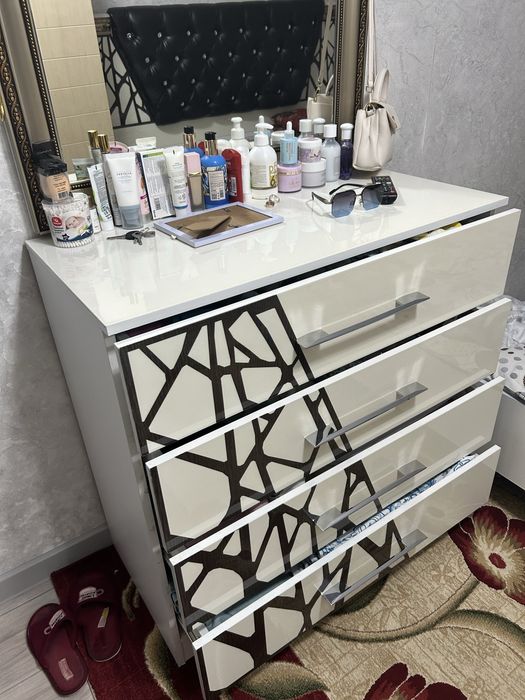 Продаю комод с зеркалом