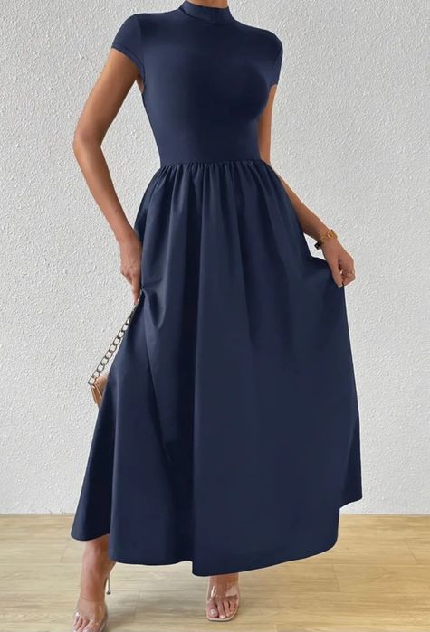 Две дълги в син цвят рокли