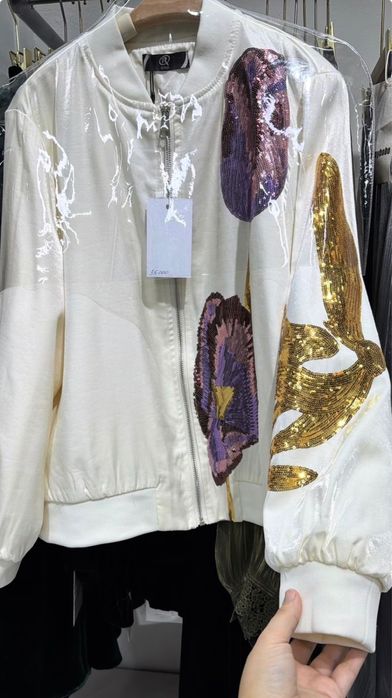 Продается бомбер новый