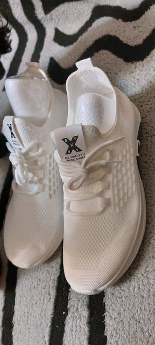 Кроссовки женские