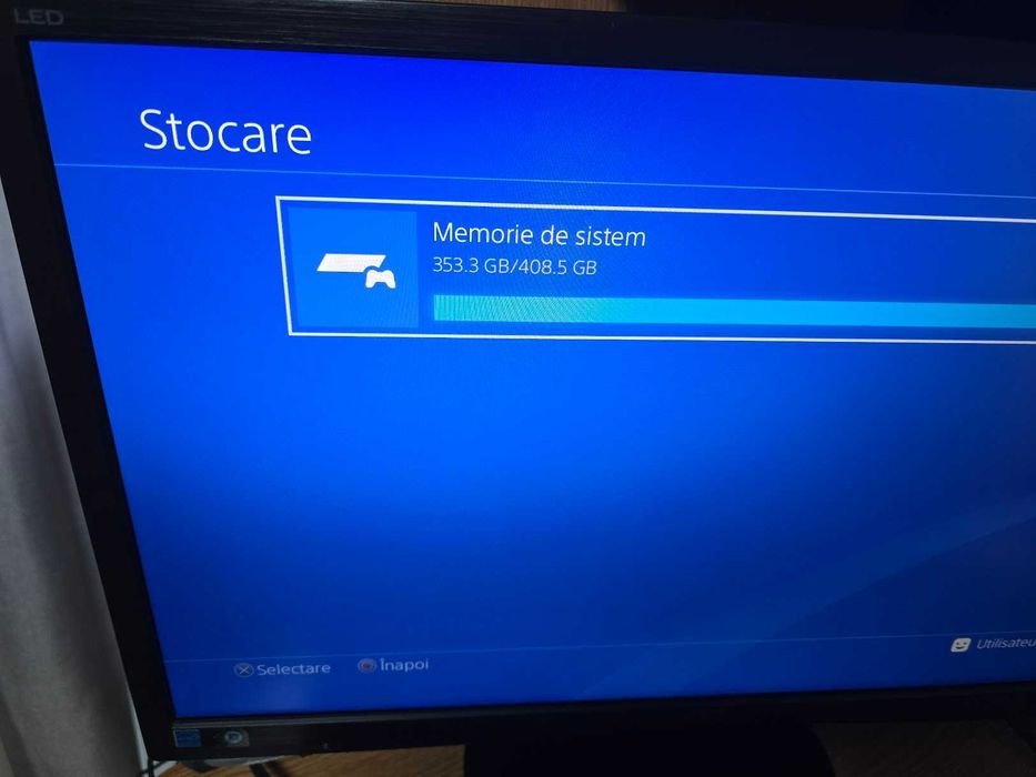 ps4 cu o maneta playstation ps4 / ps4 sony cu un controler sony