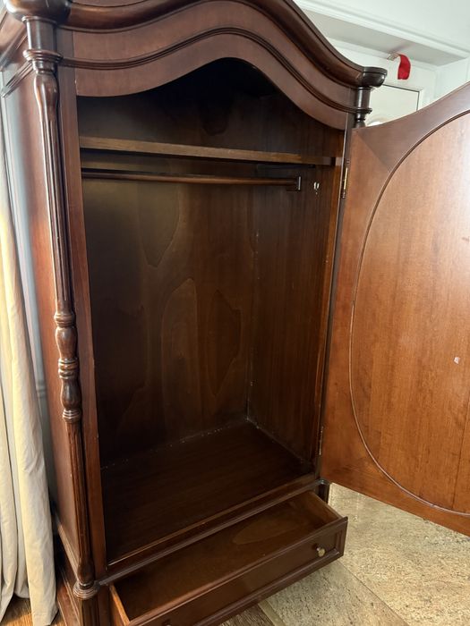 Dulap din lemn masiv cu oglinda din cristal