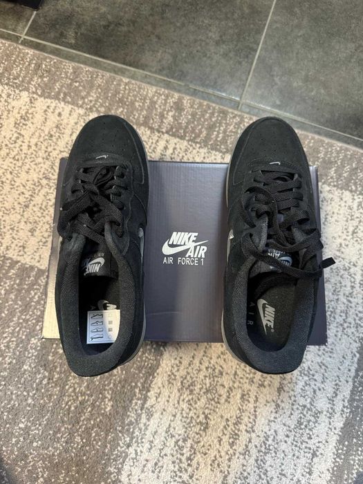 Чисто нови маратонки