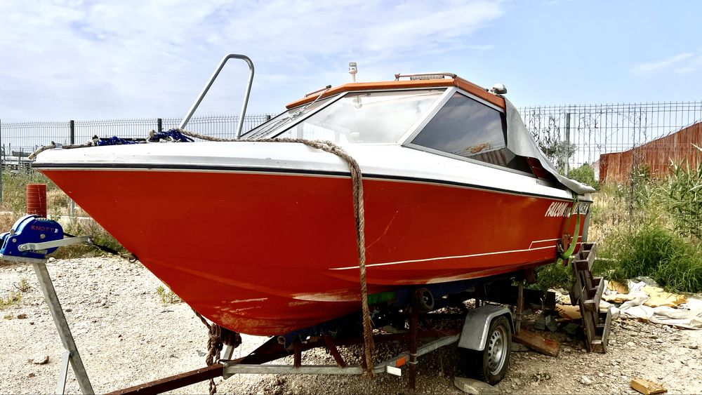 Barca semicabinata si peridoc.