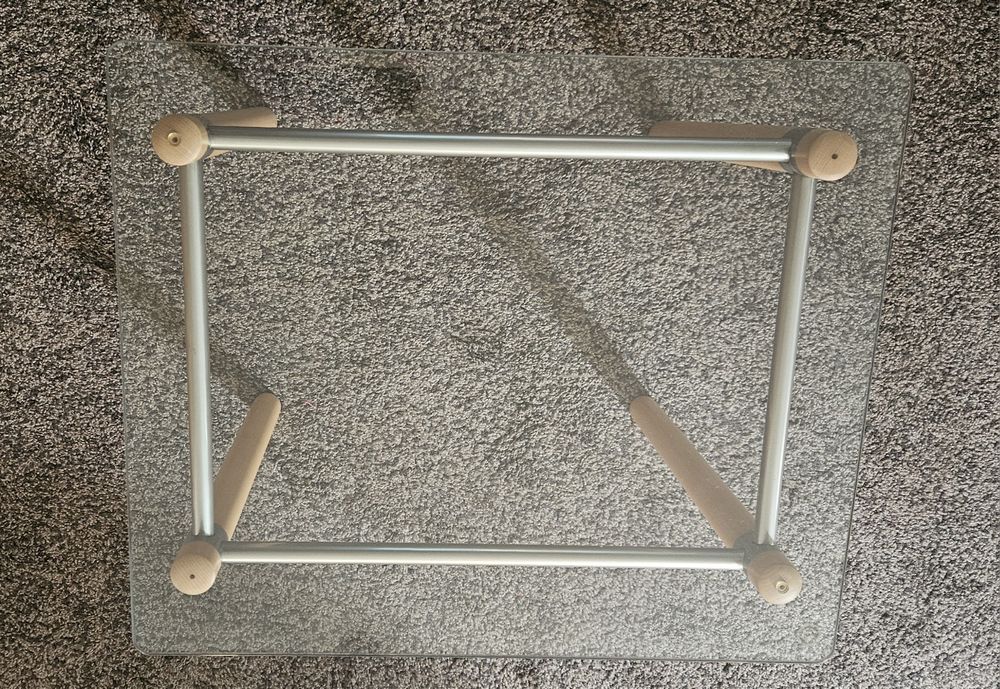 Холна стъклена масичка