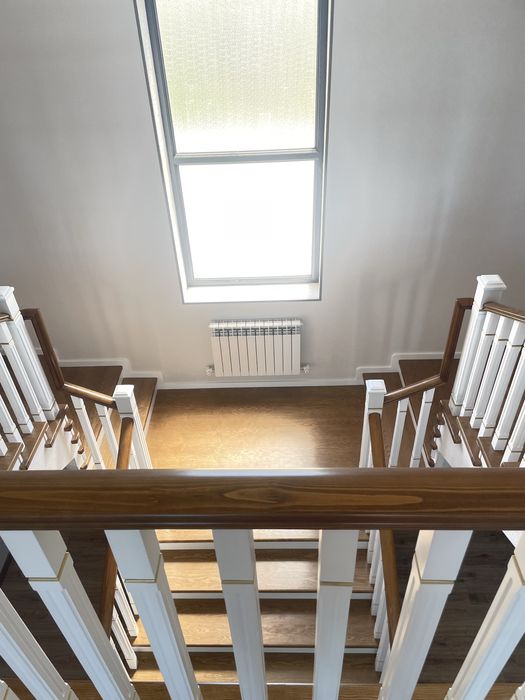 Eshik zina batareya apshifka plintus tayorlab o'rnatib beramiz.