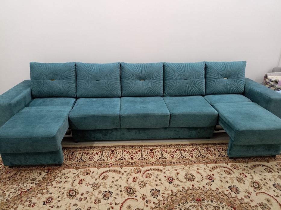 Продаём диван 4 метра. Торг имеется.