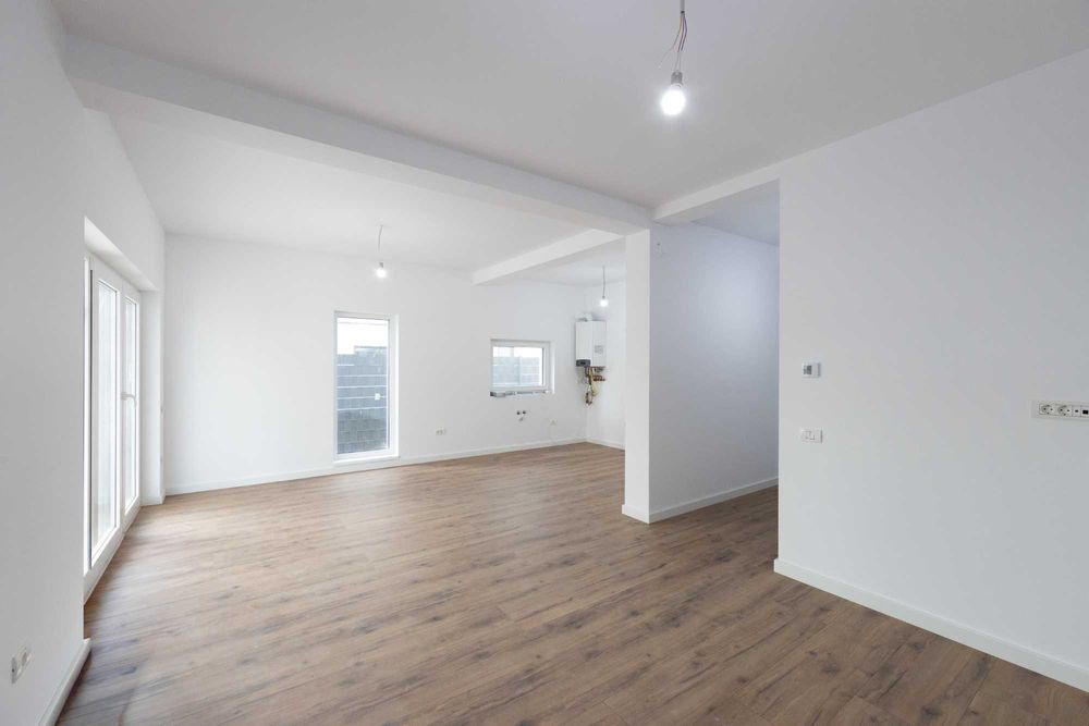 Despartit prin casa scarii! Zona buna! Asfalt! Toate utilitatile!