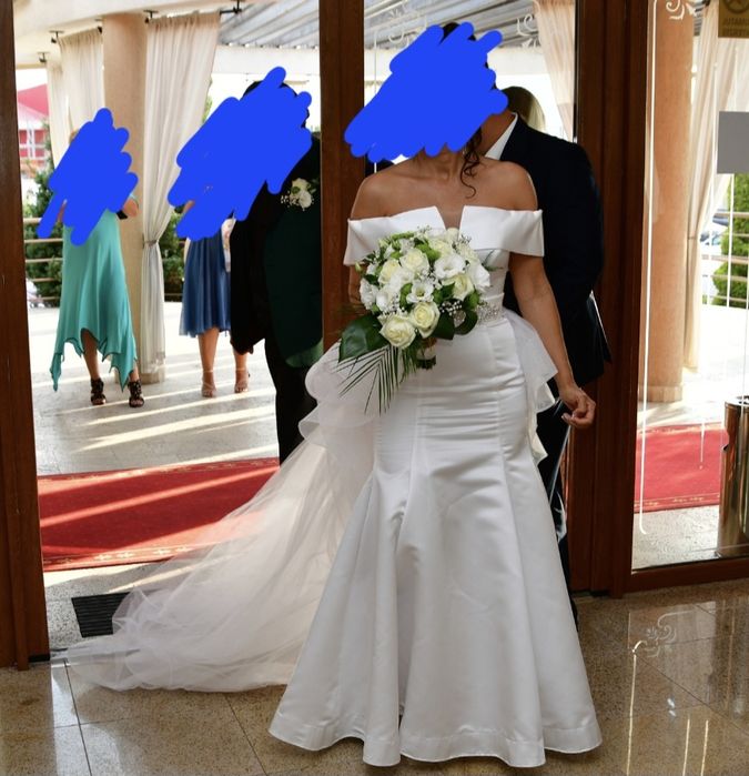 Rochie mireasă, albă, sirenă, cu trenă detașabilă.