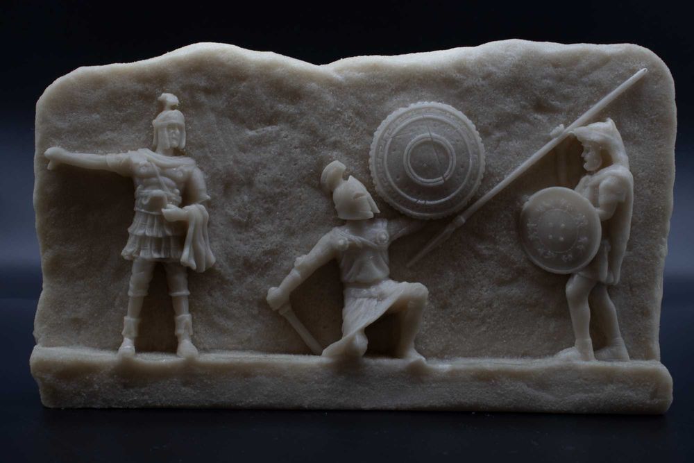 Ръчно изработен мраморен релеф „Антична бойна сцена“ – воини с щитове