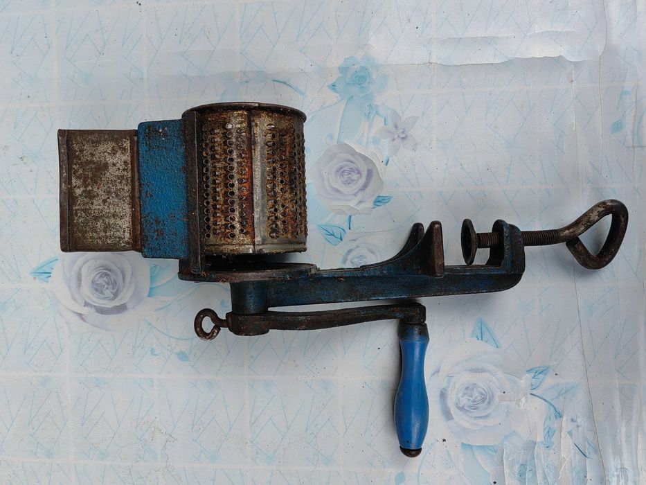 Razator manual vintage pentru nuca/branza