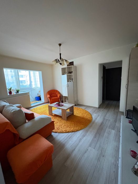 Vând apartament spațios de 107 mp, semidecomandat, Micalaca zona 500.
