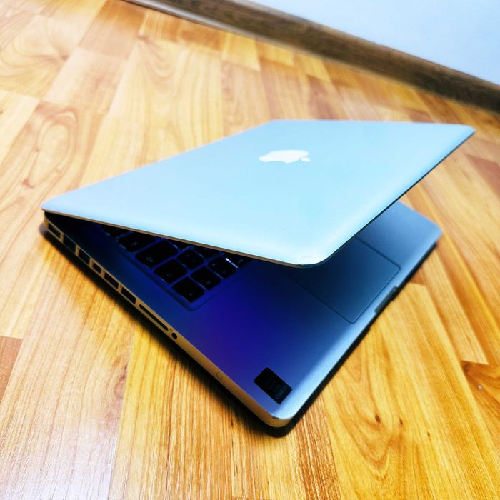 Laptop Apple MacBook Pro, IntelCore i7, SSD 256GB, Tastatura Iluminata