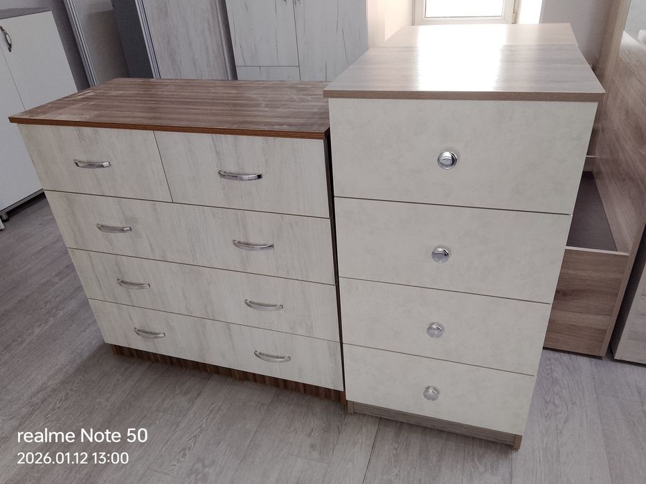 Комоды, стенки, столы с табуретками, кровати