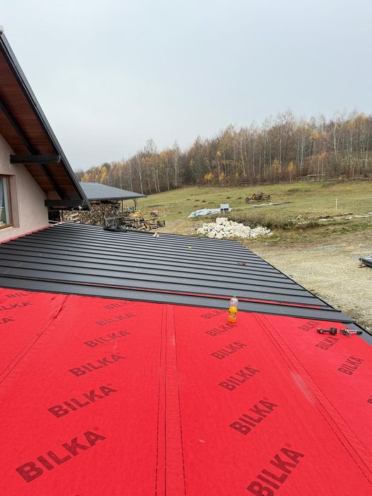 Executam garduri tip zalujea foișoare din lemn și hale metalice.