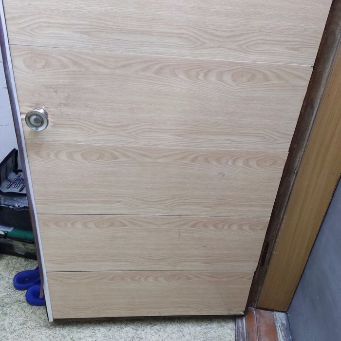 Продам деревянную  дверь