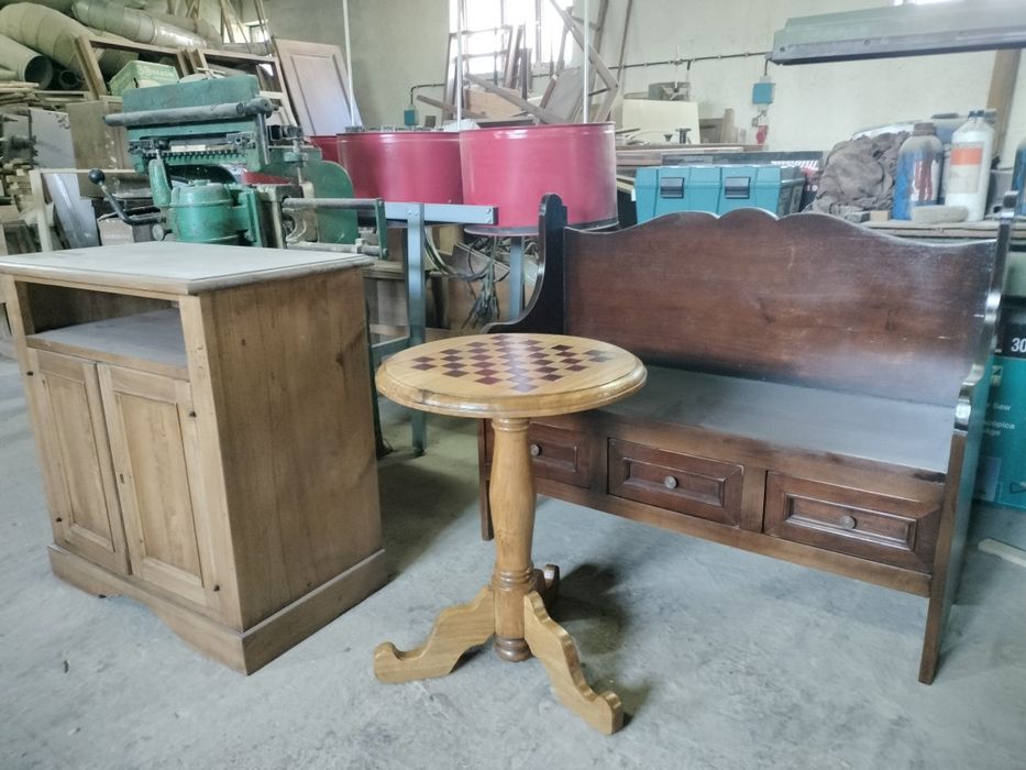 Corpuri de mobilier vechi , restaurate  , din lemn masiv , măsuță de șah  din stejar și restul  , tei  , paltin .