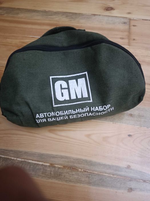 Аптечка для автомобиля в комплекте. Агнитушитель комаган. Аптечка бор