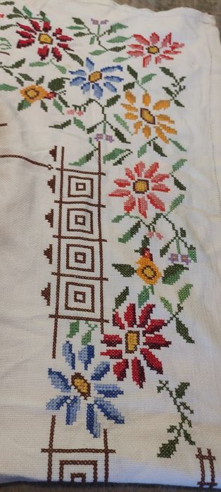 Българска шевица цветна 150/150 см