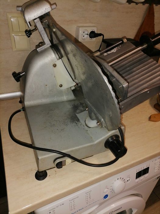 Продавам професионална слайс машина, включваща заточващо устройство