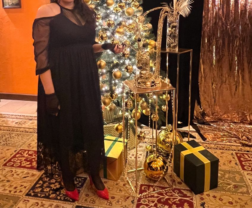 Платье вечернее в черном цвете.